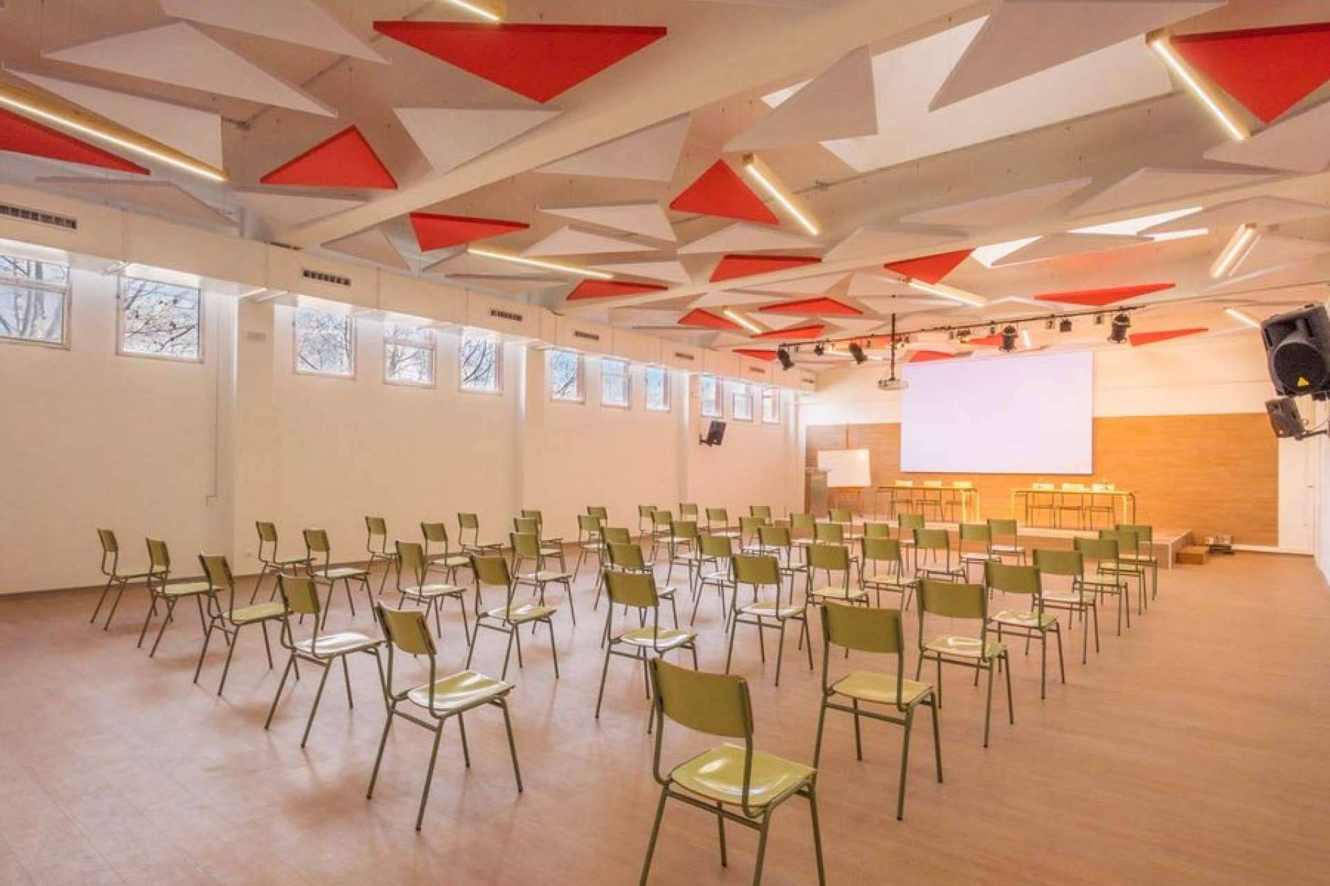 ¿Por qué es importante el bienestar acústico en los centros educativos?