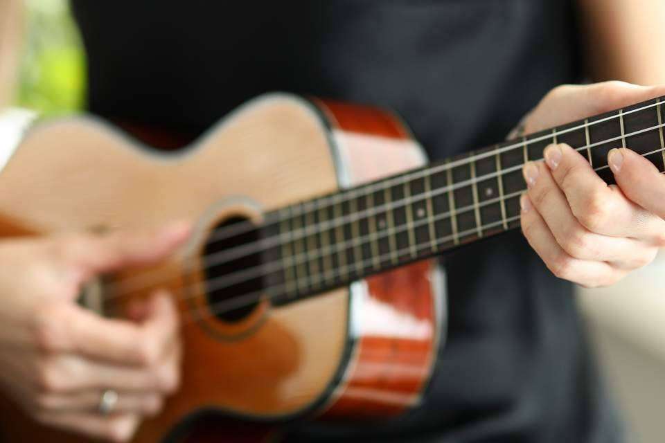 Curso de ukelele de la mano del centro La Clave