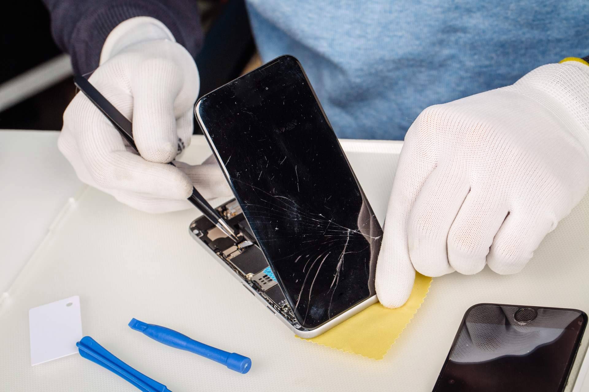 Ovisat y su servicio de repuestos móviles para cambiar una pantalla iPhone 13 Pro Max