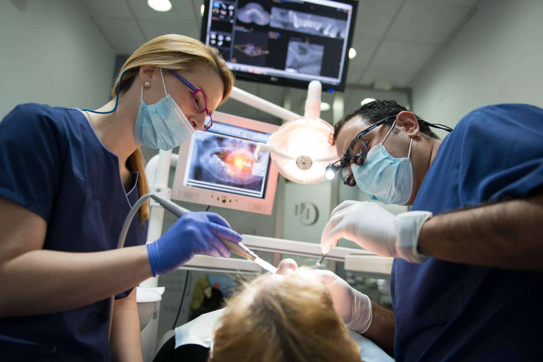 Tratamientos para la enfermedad de las encías, con Dental Implantologie