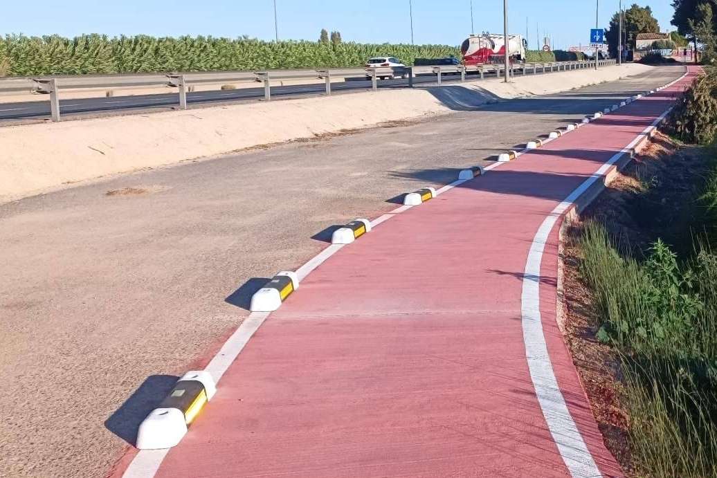 Abadecom ofrece una alternativa segura, eficiente y duradera, los separadores de carril bici fotoluminiscentes