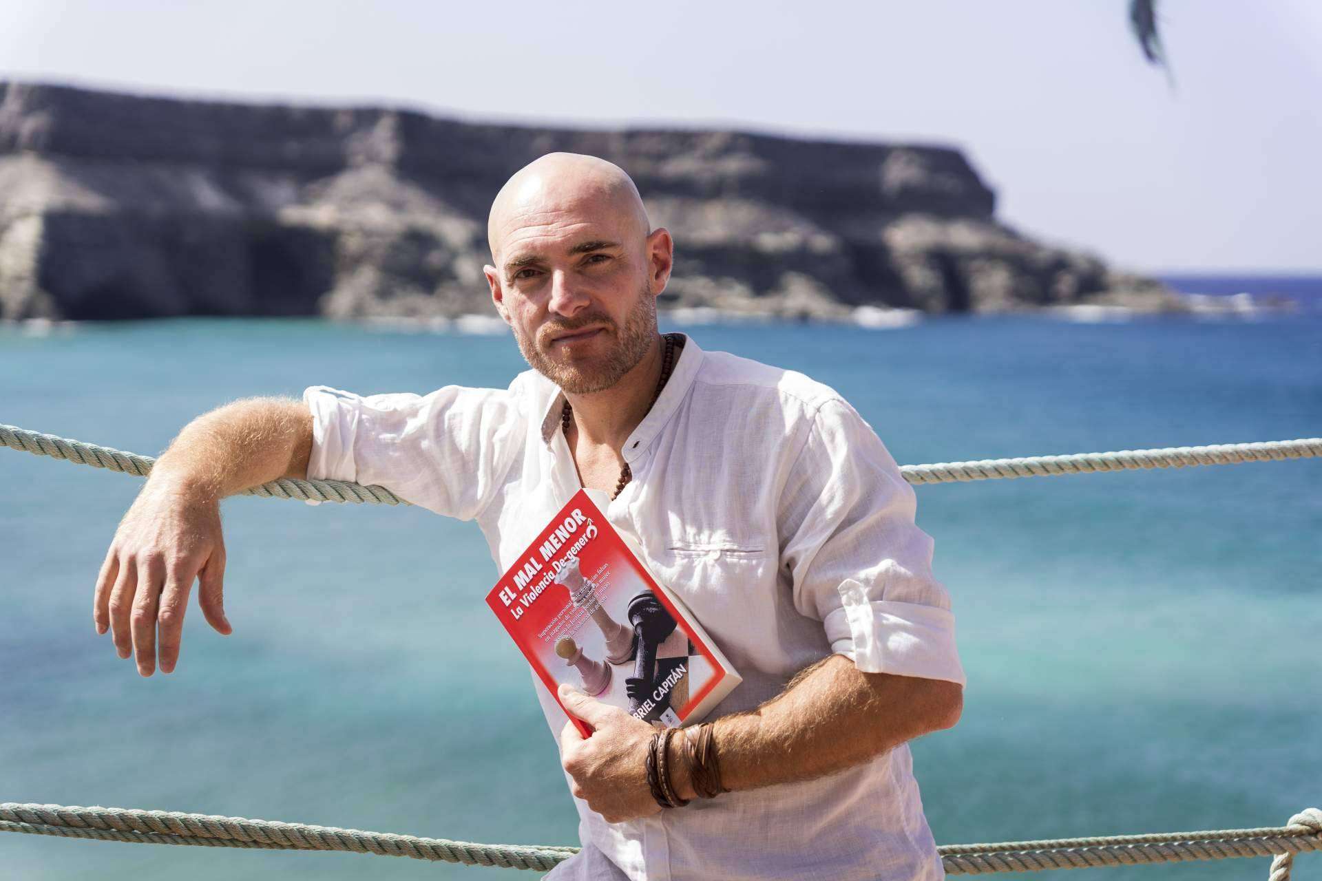 Gabriel Capitán y su libro 'El mal menor', un relato de superación personal