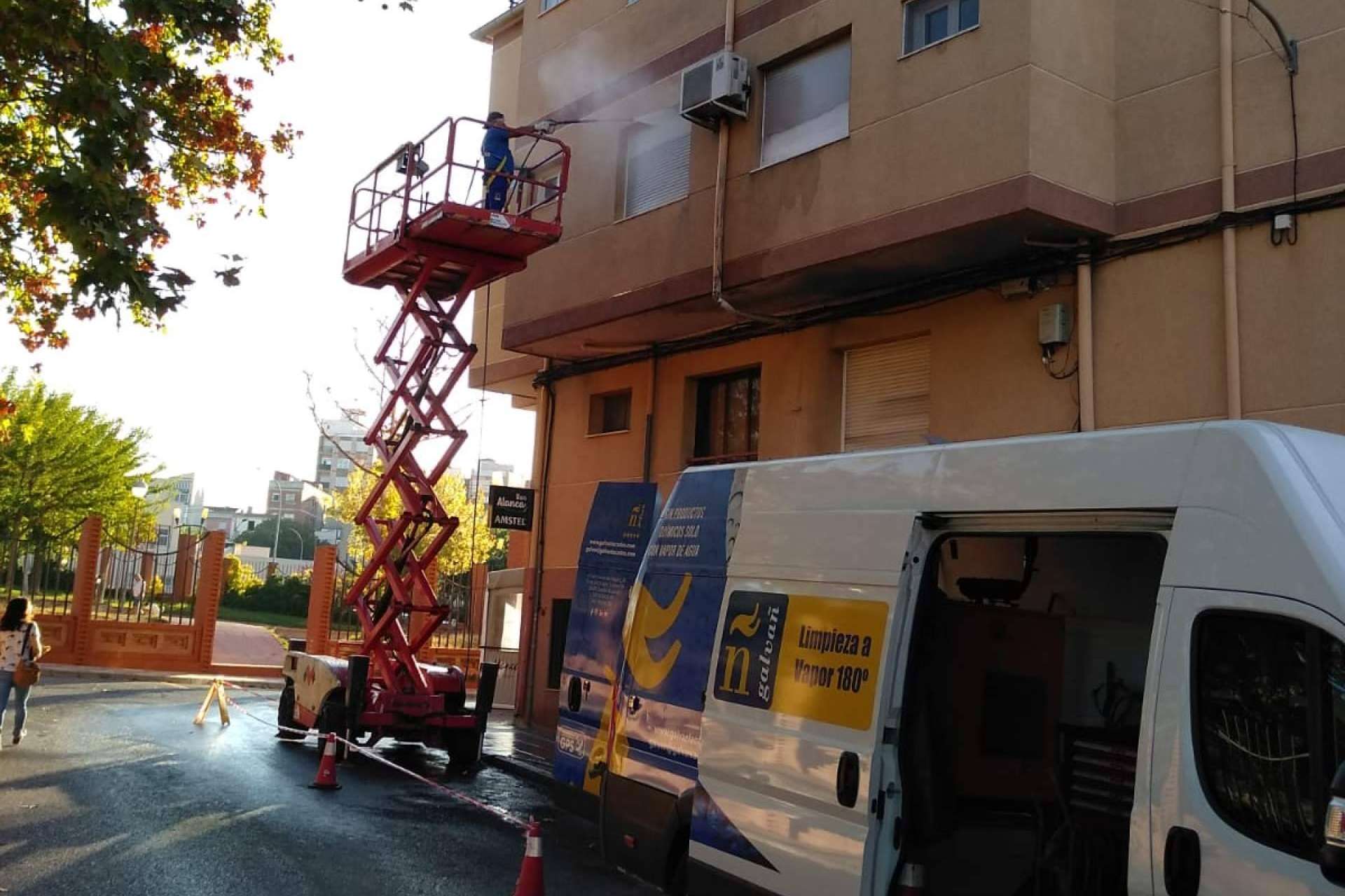 Limpieza efectiva de suelos y mobiliario en urbanizaciones y comunidades de propietarios con Galvañ Lacados