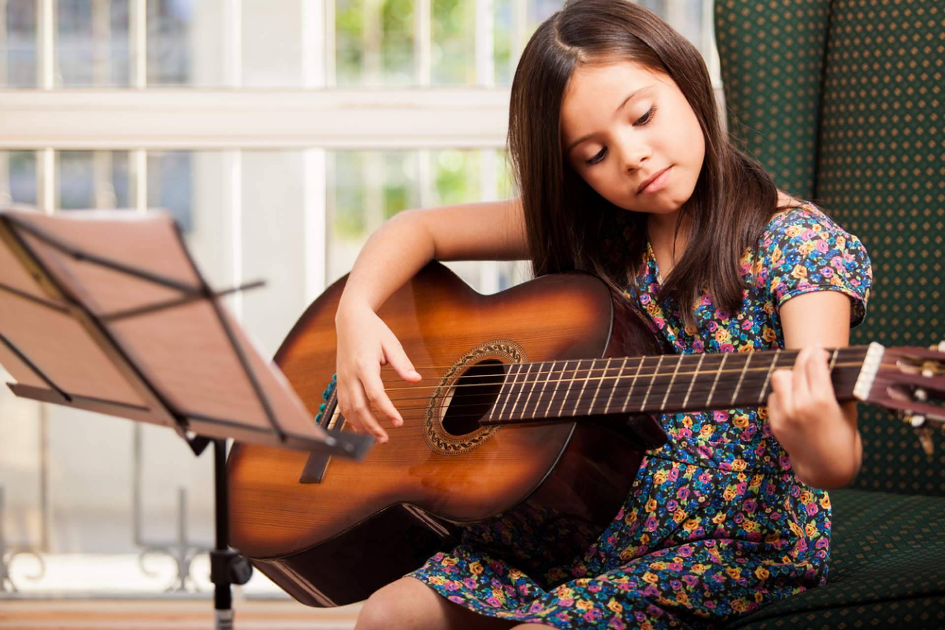 La importancia de tocar un instrumento para el desarrollo integral, por Escuela de Música La Clave