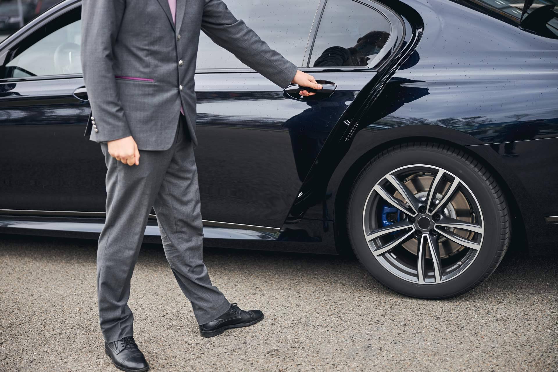 Un servicio de transporte privado de lujo en Ibiza es Alpha VIP Transfer