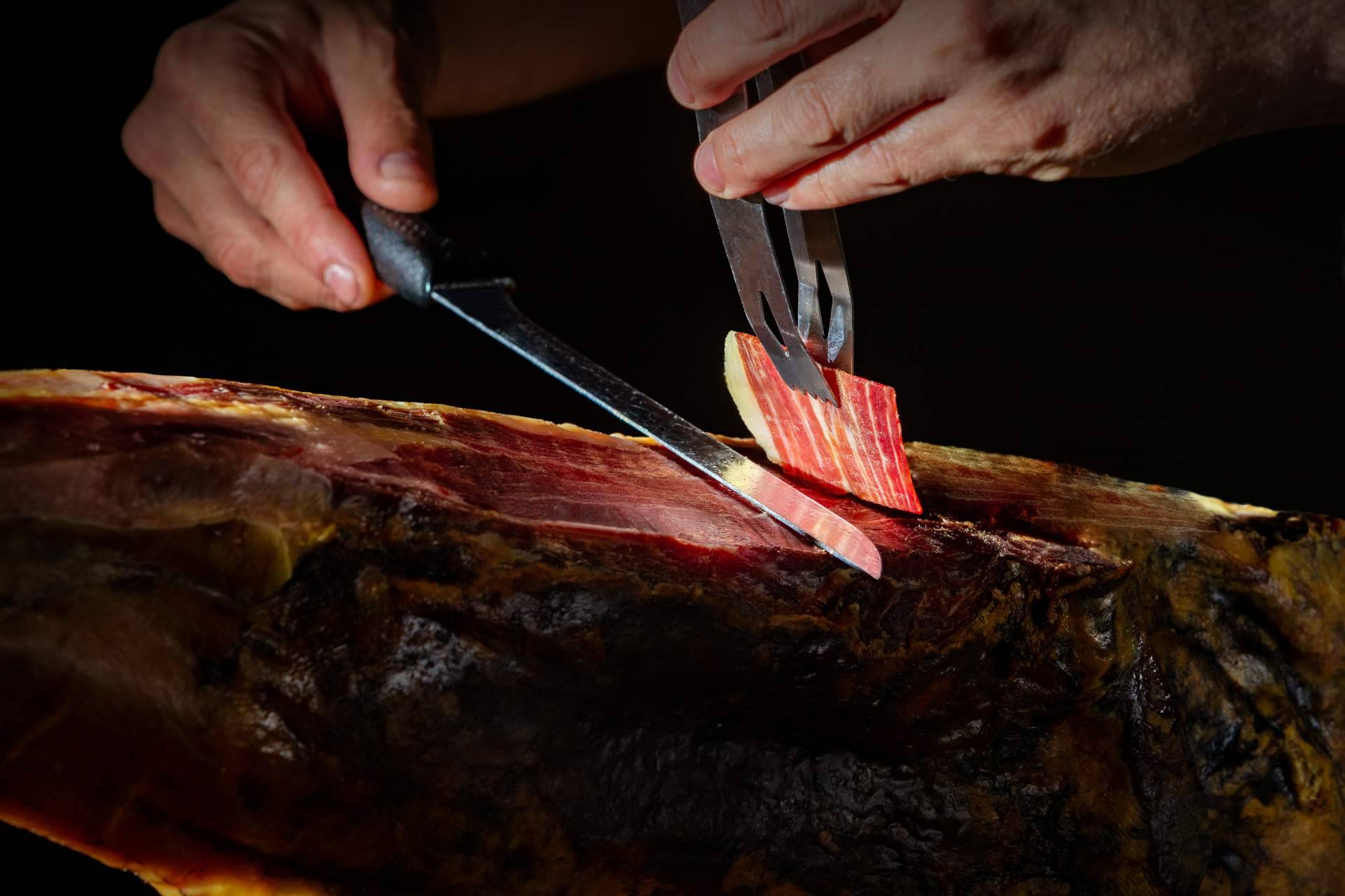 La tienda Repibérico indica cómo se corta el jamón de Jabugo