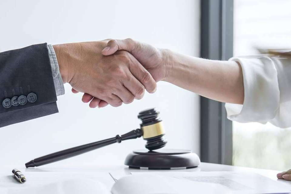 Oportuna Legal pone a disposición abogados especializados en derecho bancario
