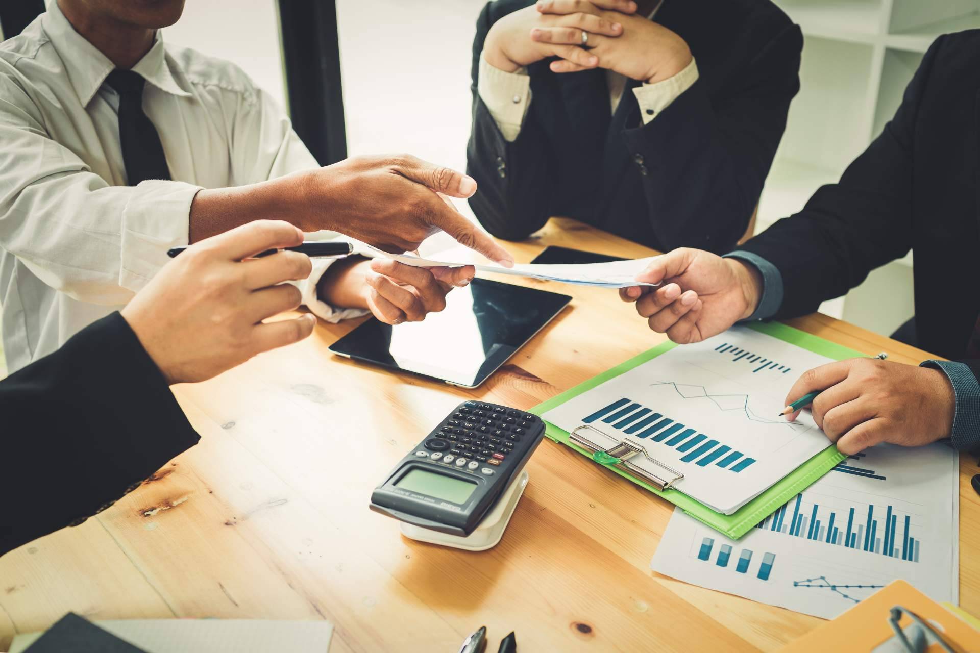 Controlar las finanzas con la autogestión de tarjetas financieras de AK Digital, una alternativa eficiente