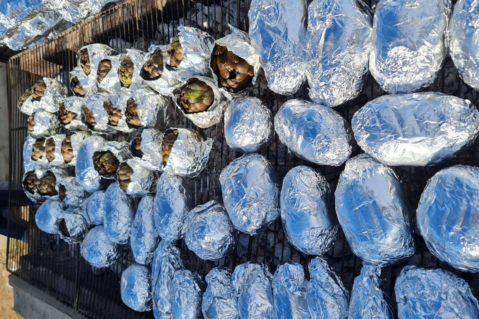 Alcachofas y patatas asadas de una forma muy especial de Cal Delaida