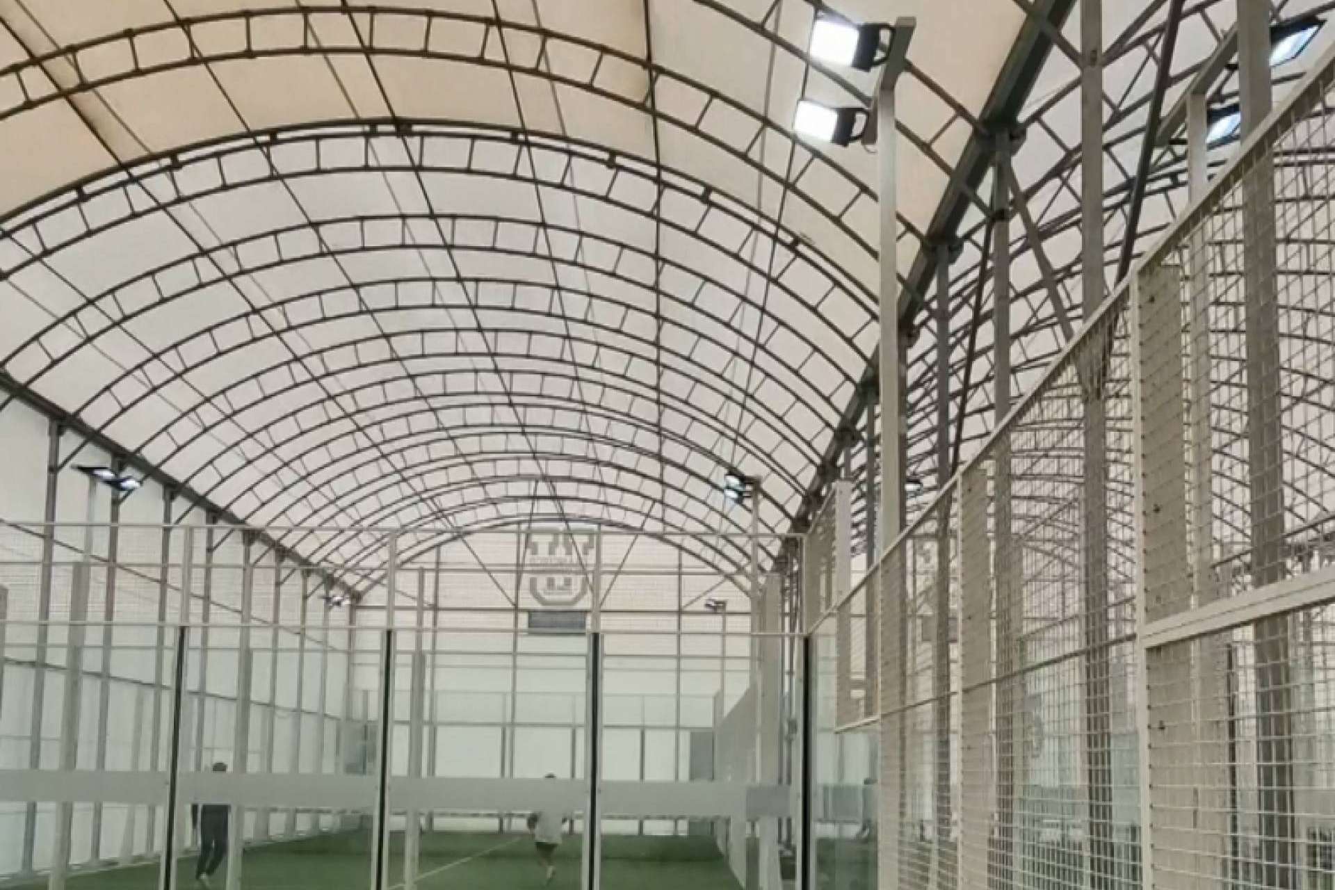 Óptima LED explica los beneficios de la iluminación ProTour Asimétrico en club de Pádel UFV Pozuelo