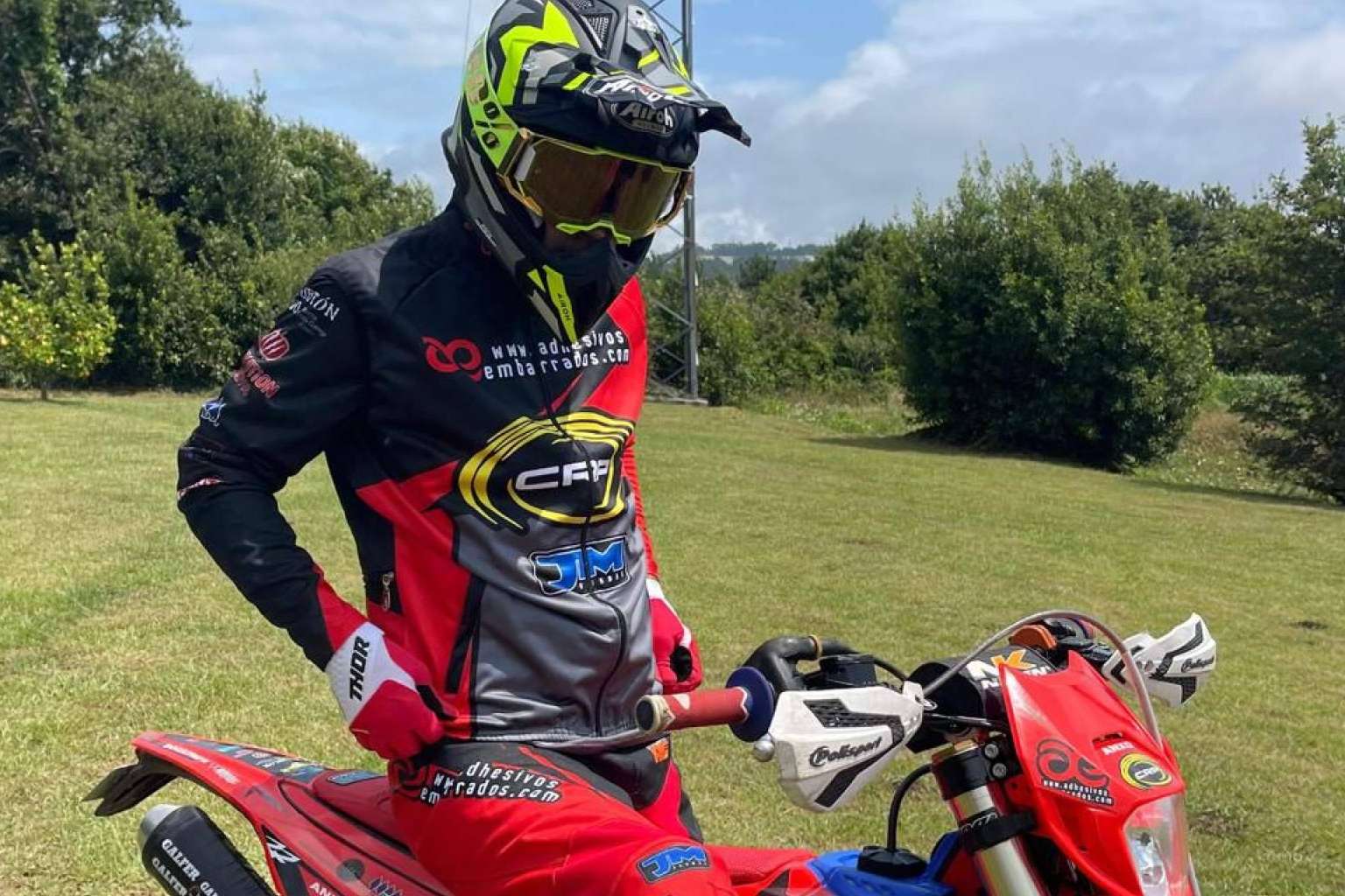 La importancia de la ropa personalizada en motocross, con ADHESIVOSEMBARRADOS