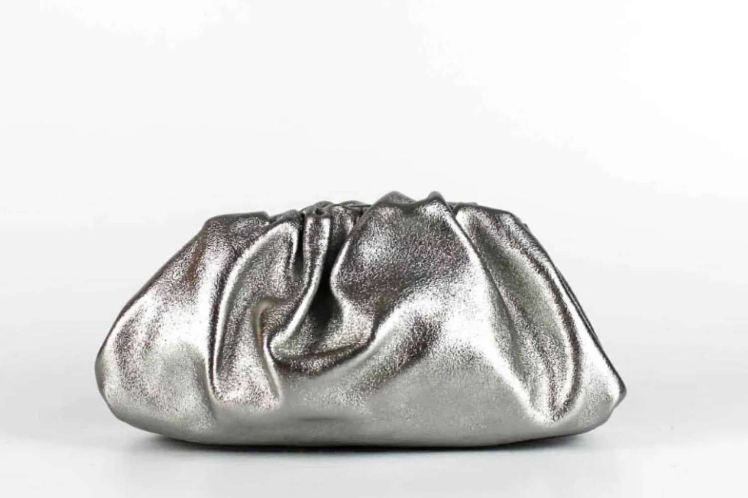 Bolso de piel low cost inspirado en el mini pouch de Bottega Veneta que todas las estilistas quieren