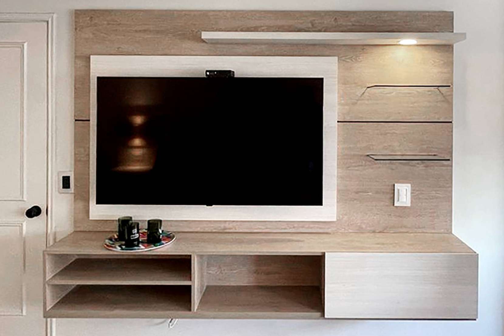 Con Webdecor, diseño y fabricación de respaldos de cama y rack TV para espacios funcionales