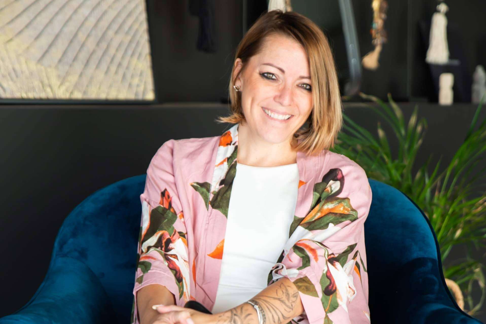 La vocóloga y logopeda Mariela Astudillo, de Femivoz, ayuda a feminizar una voz modificada por el consumo de esteroides