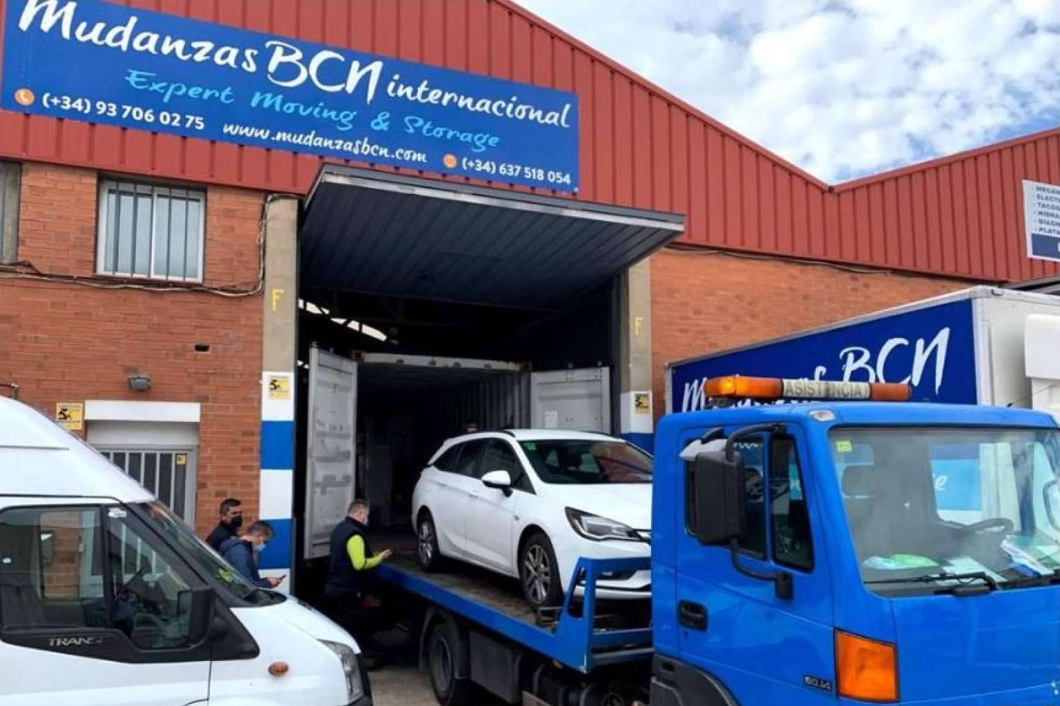 Transporte de vehículos a larga distancia con el equipo especializado de Mudanzas BCN Internacional