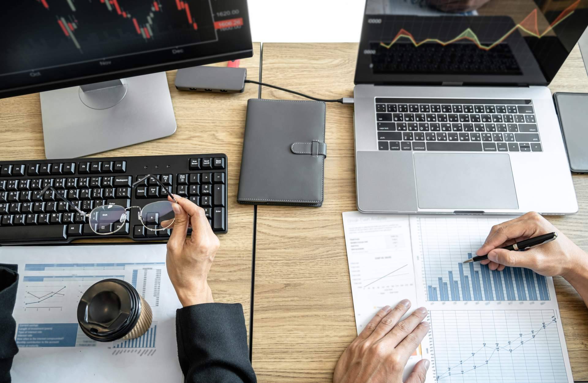 Bombilla Amarilla sobre la importancia de tener un negocio digitalizado realizando acciones de marketing