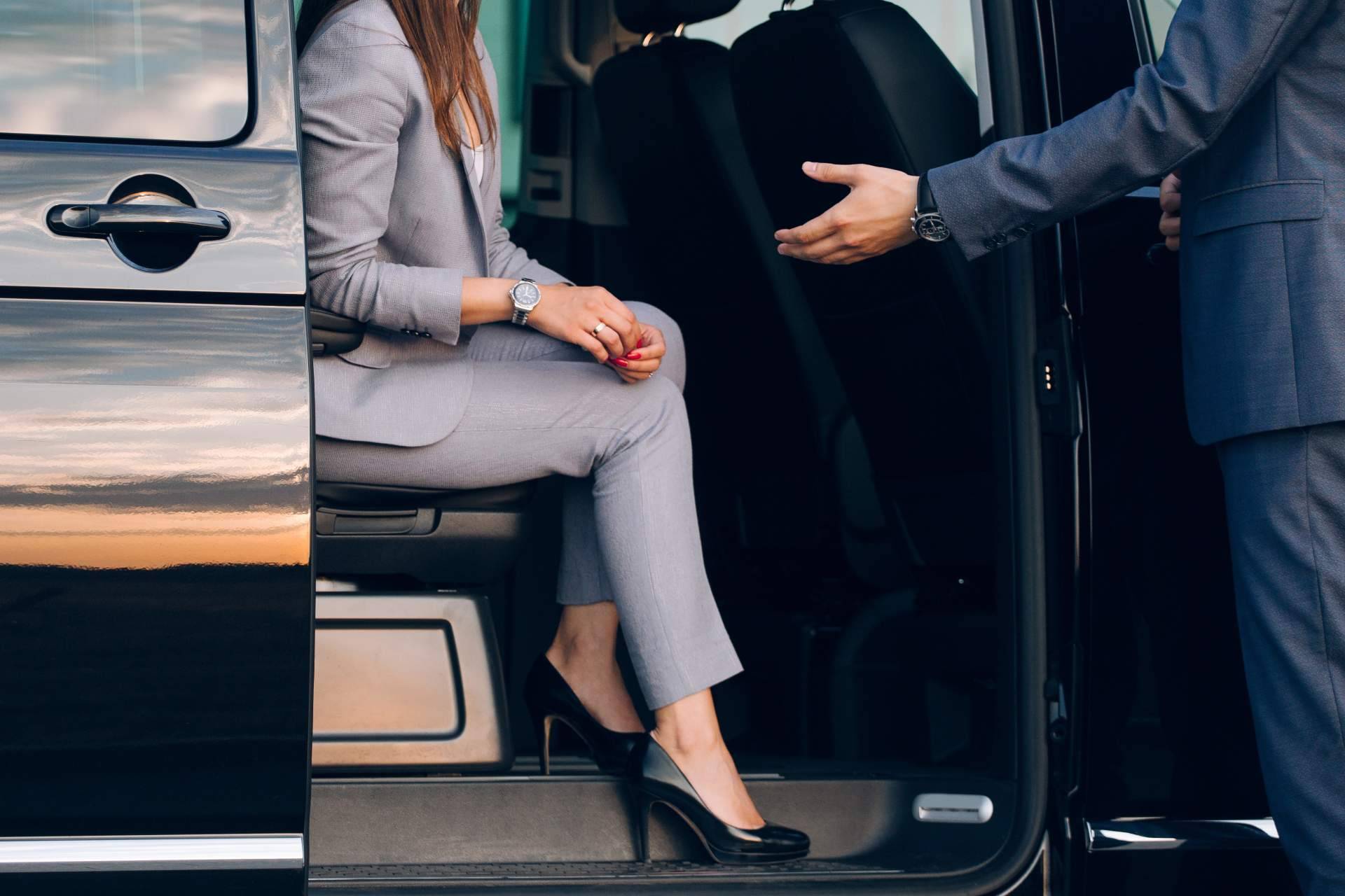 Una compañía que cuenta con furgonetas transfer de lujo es Alpha VIP Transfer