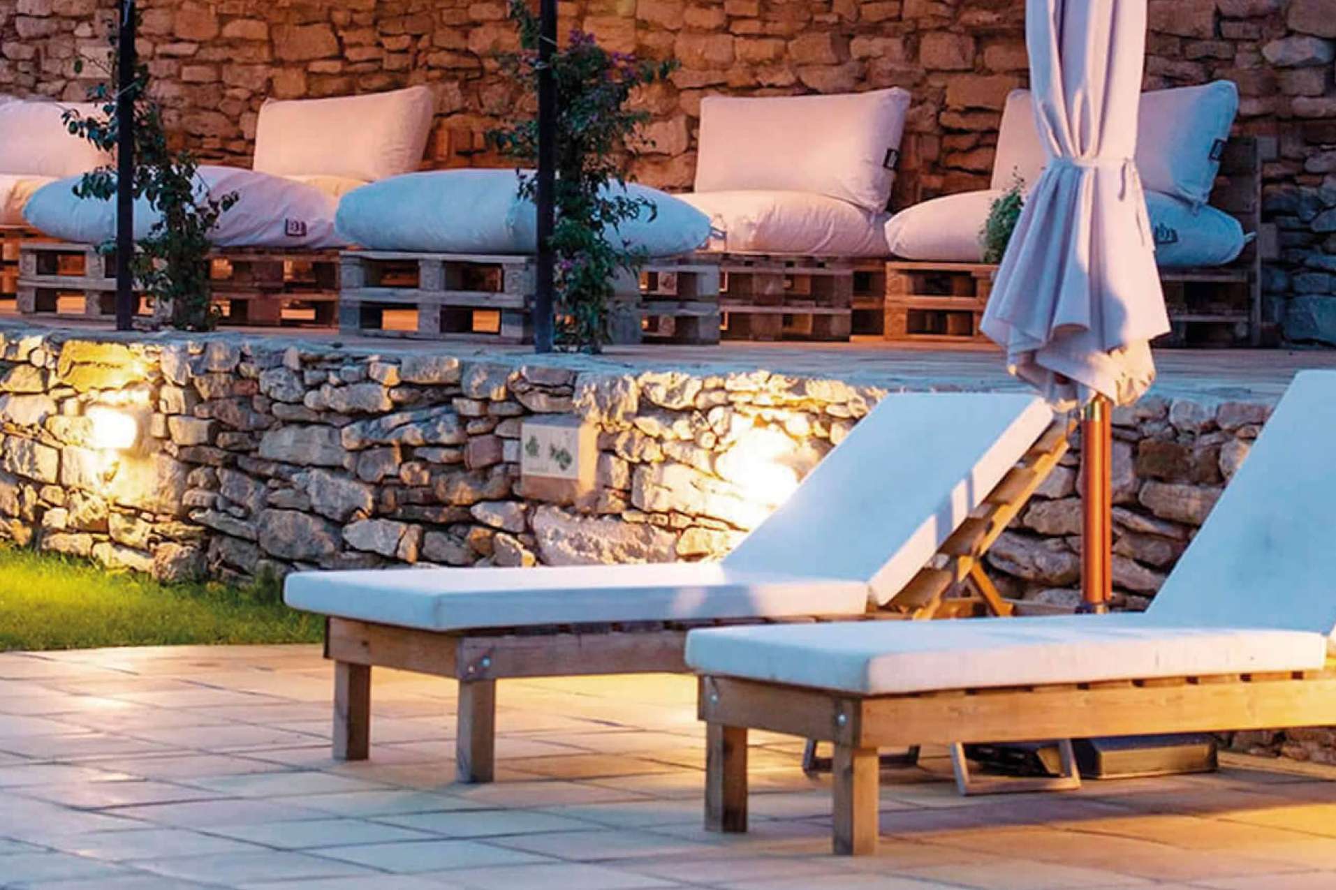 Actualizar el aspecto de una piscina con las tumbonas de Real Hostelería