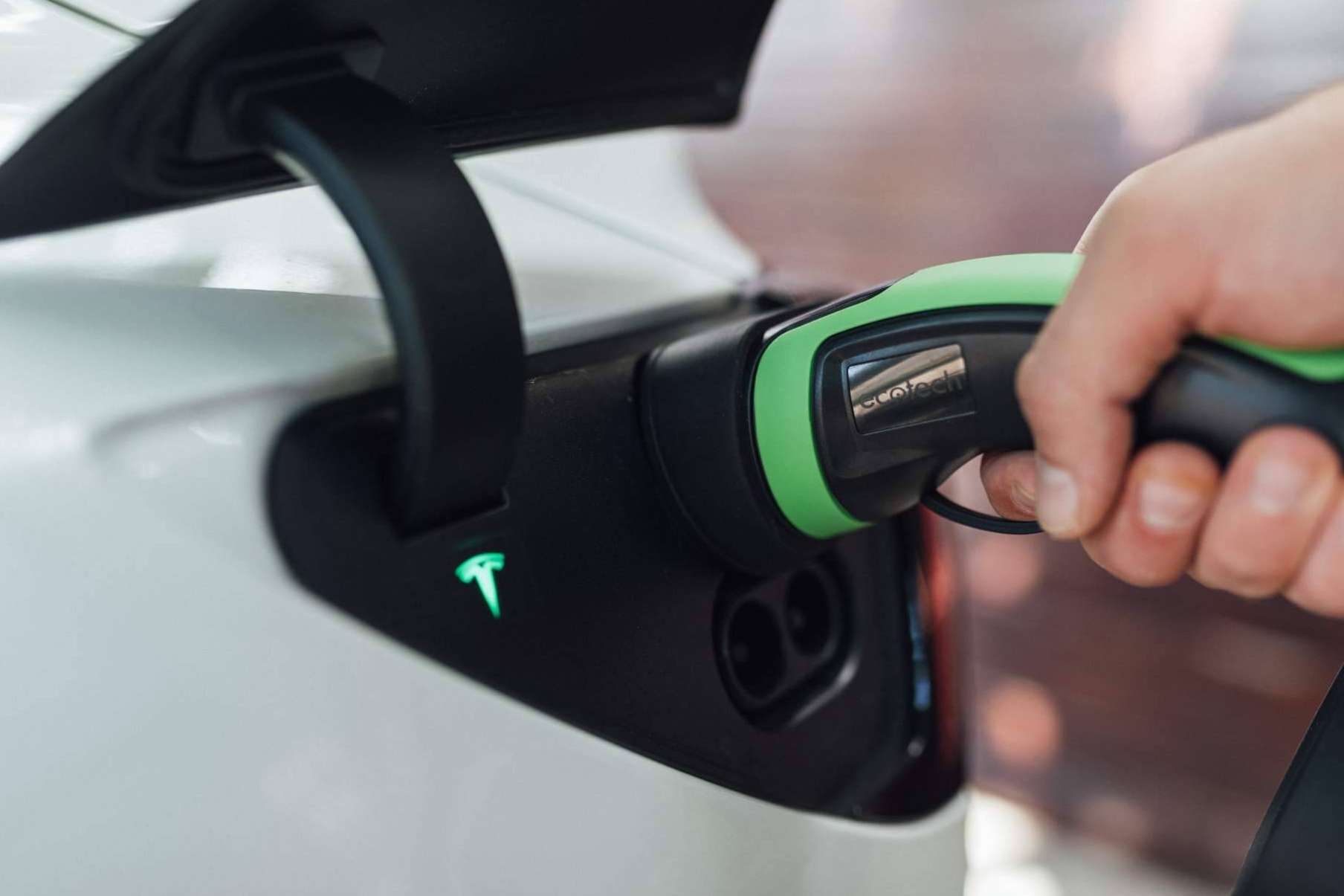 Ecotech ofrece puntos de recarga para coches eléctricos