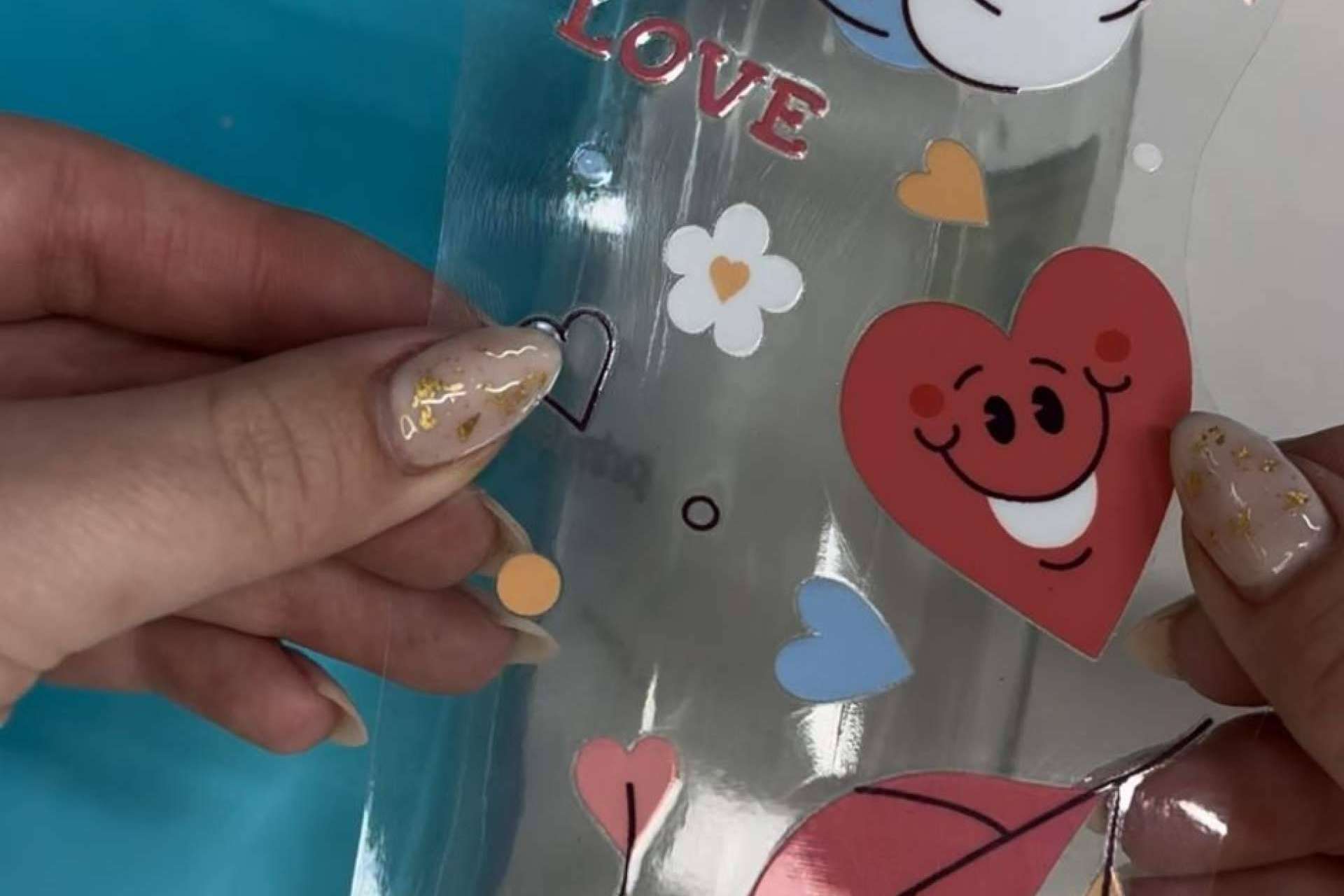 El sistema para diseñar regalos promocionales originales, DTF UV stickers y pegatinas por metros