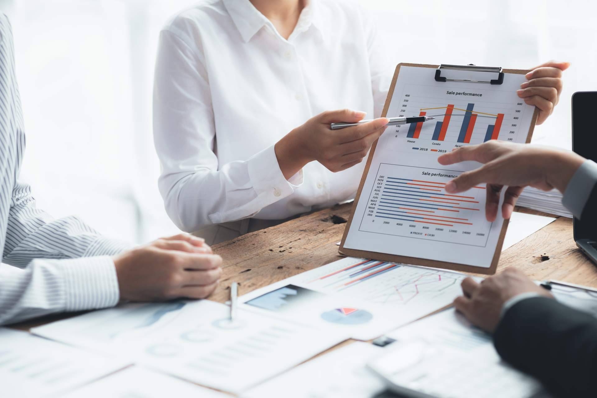 El trabajo híbrido, clave para la eficiencia financiera según directores financieros