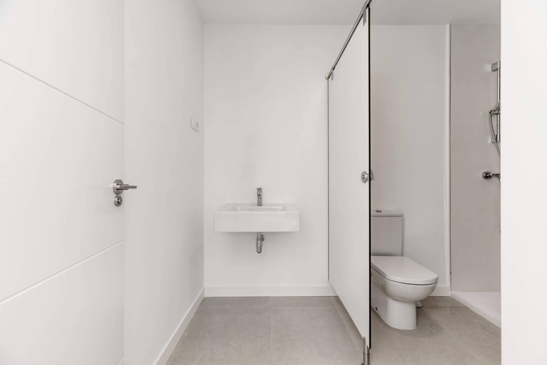 Bañoweb aconseja los platos de ducha de resina y a medida para mejorar el confort de un baño