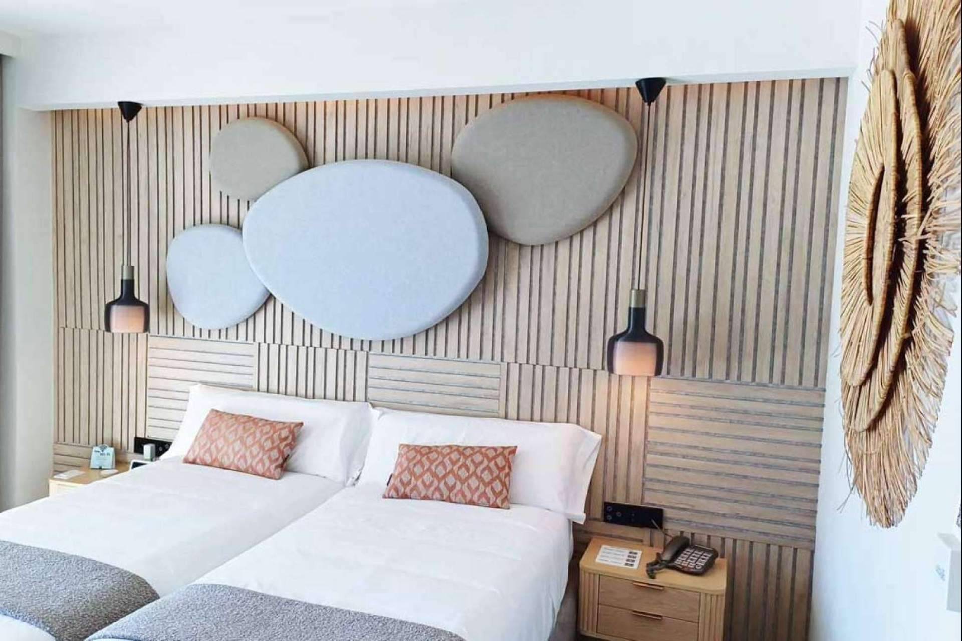 Mejorar el confort acústico en habitaciones de hotel con las soluciones de Absotec