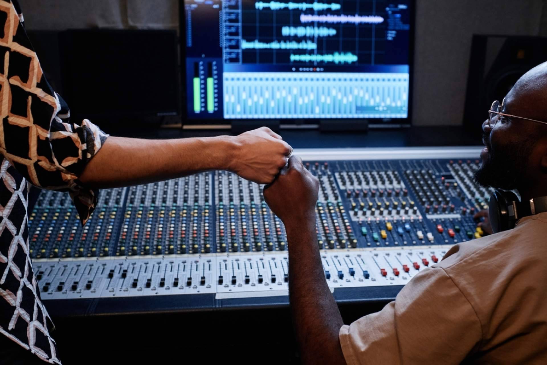 Distribuidora musical sin obligaciones ni trampas, para artistas con potencial, CMMG