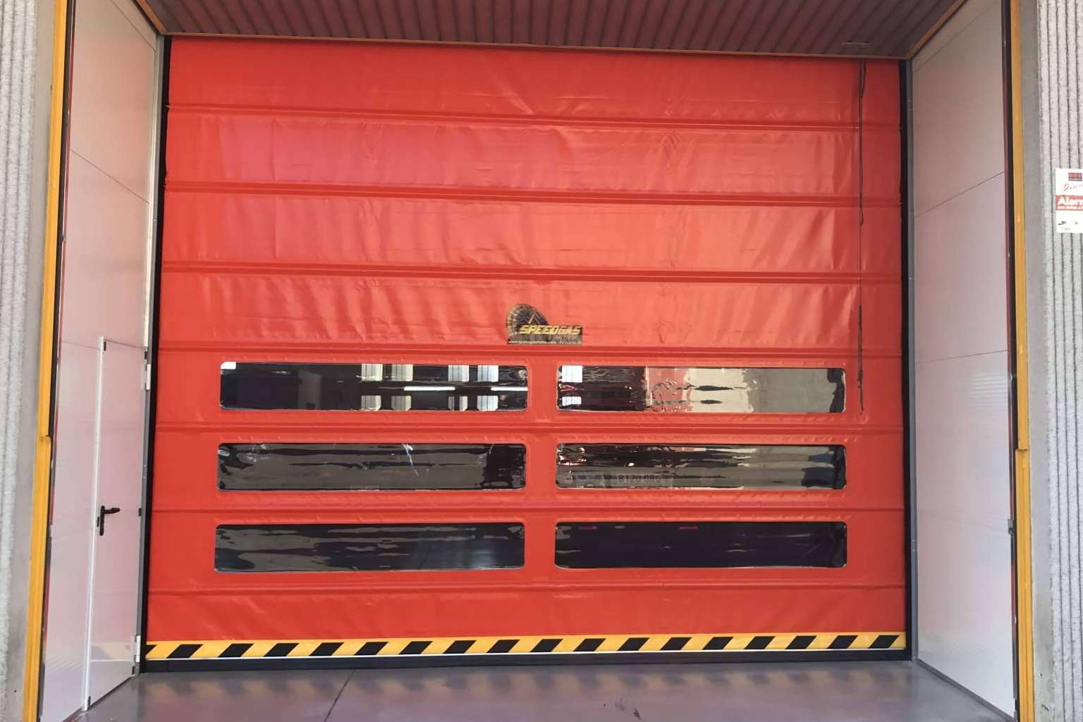 ACEFIC pone a disposición múltiples opciones de puertas automáticas, enrollables, seccionales y rápidas para garantizar su seguridad