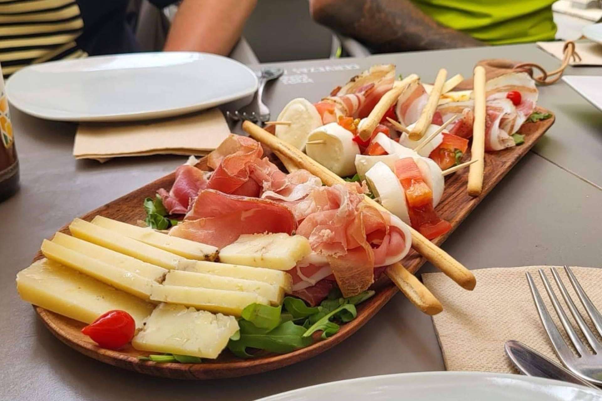 Aperitalia permite vivir la experiencia de degustación y maridaje entre el vino italiano y las tablas de embutidos y quesos