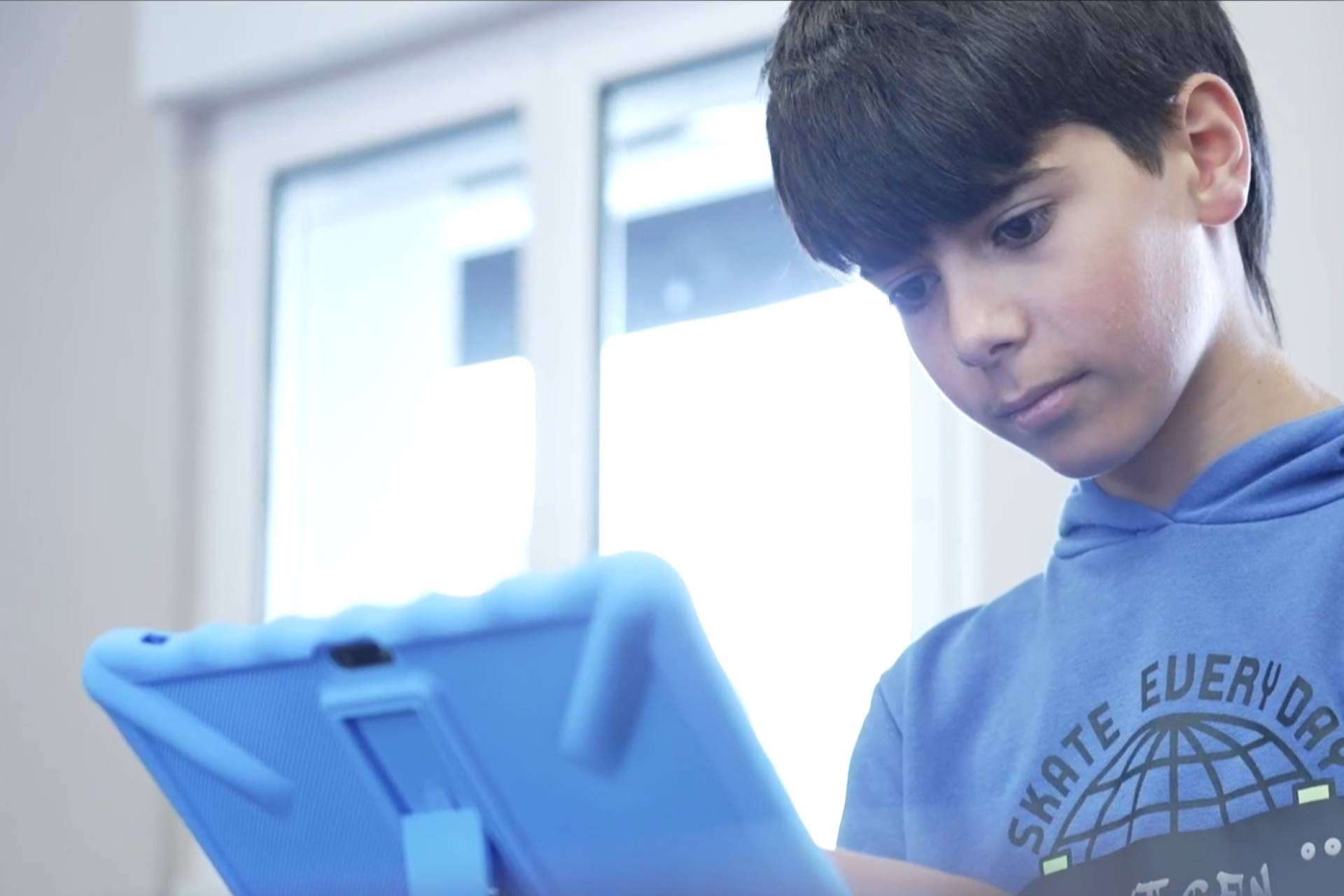 La tablet para niños de SaveFamily es un dispositivo seguro que impulsa un aprendizaje integral