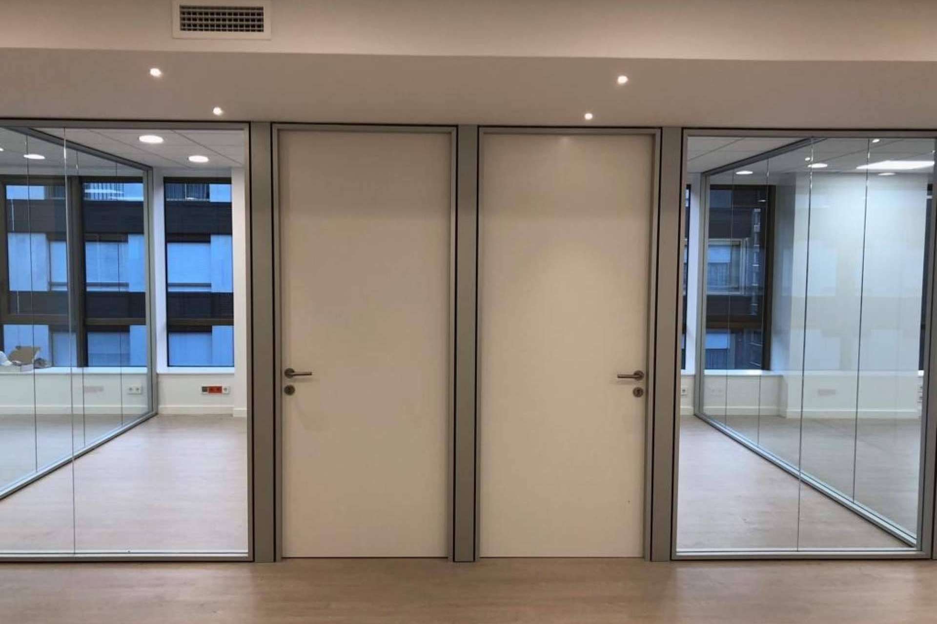 Mamparas de oficina en Barcelona disponibles en Protecnics Global