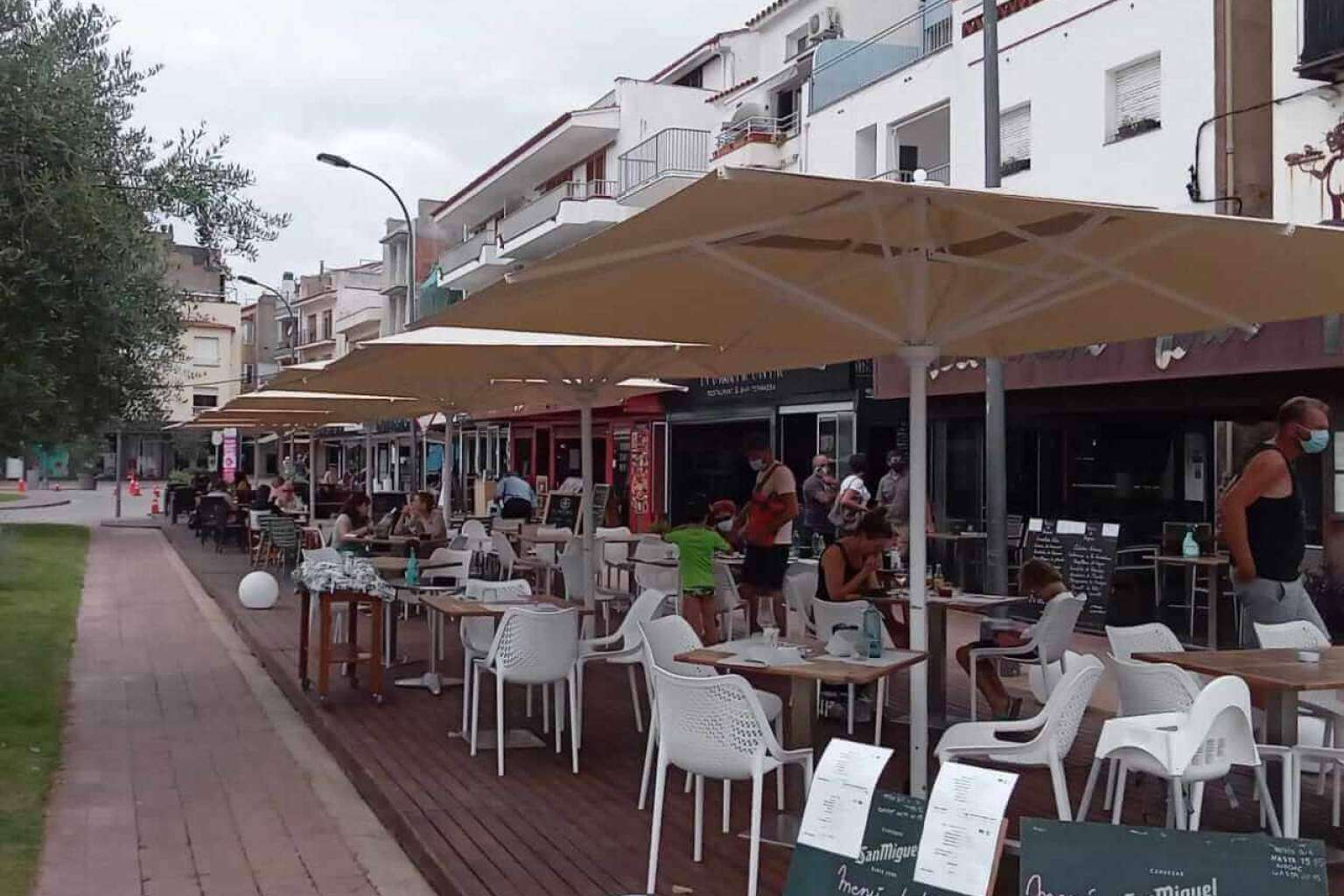 Real Hostelería ofrece un amplio catálogo de sombrillas
