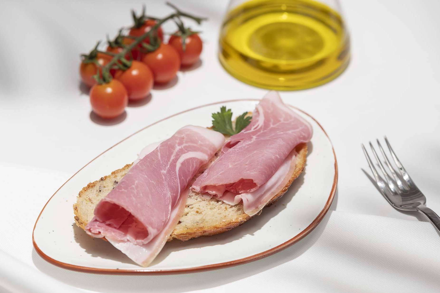 El primer jamón cocido 100 % ibérico de BEHER y Raspini recibe la aprobación del Papa Francisco a través de Paciotti