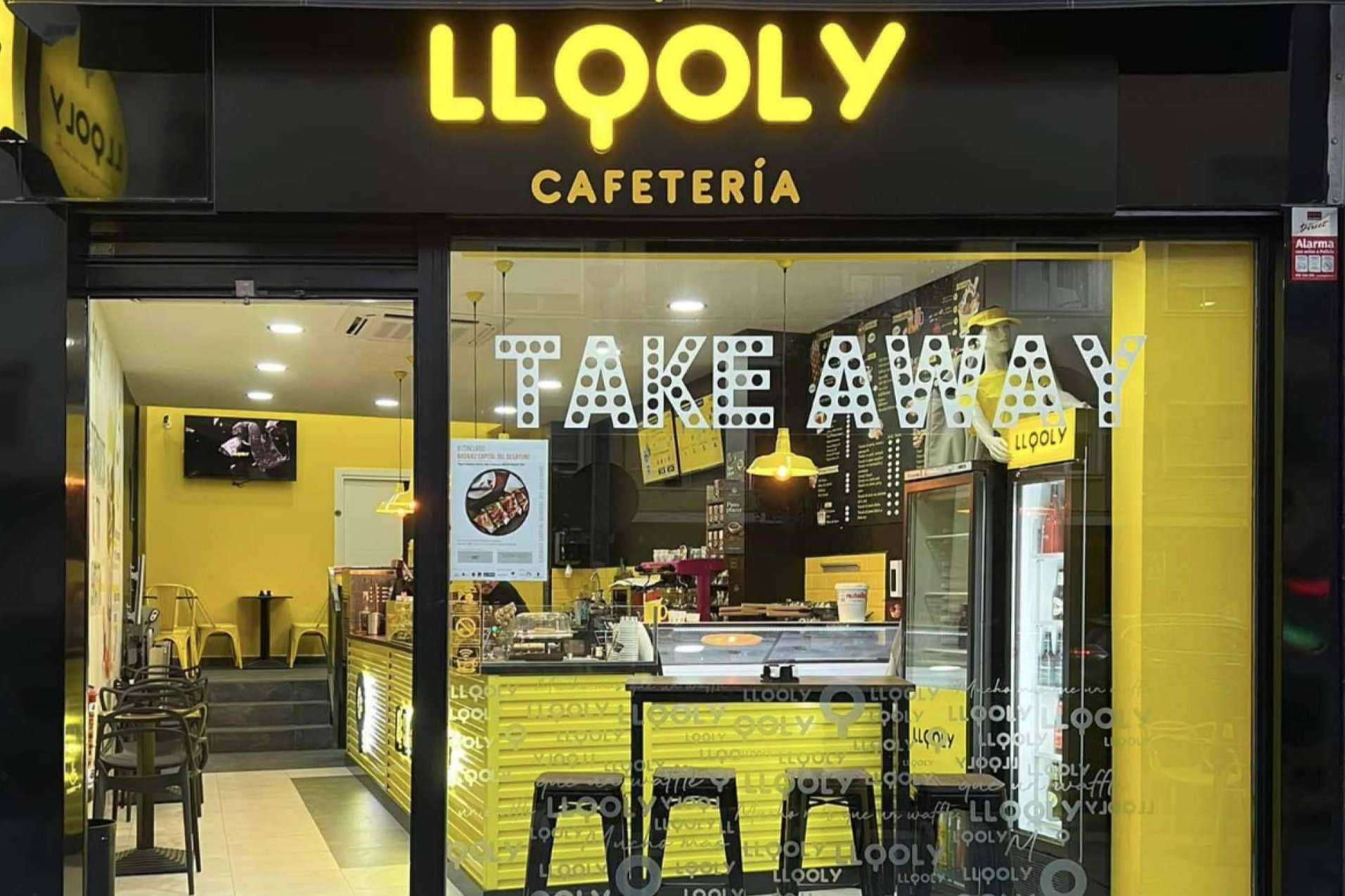 Revolución en el mundo de los postres con la elaboración de ice rolls y bubbles waffles, por Llooly