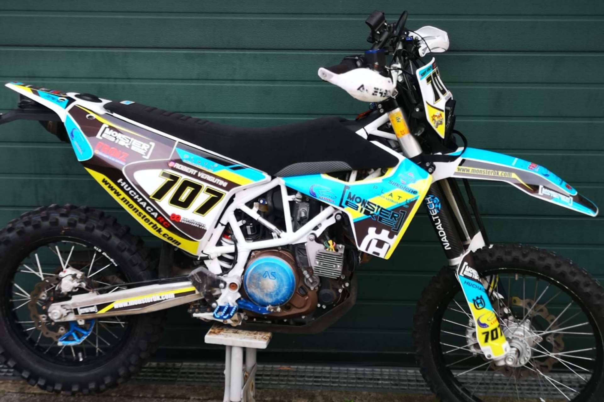 Dar un nuevo aspecto a la moto con plásticos y adhesivos de motocross
