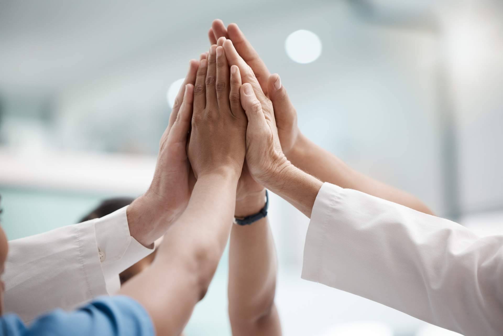 Preparar a un equipo para la era de la inteligencia artificial con estrategias de reskilling y upskilling
