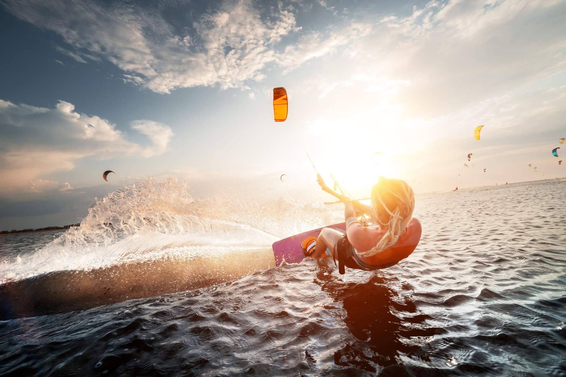 Lo imprescindible para iniciarse en el kitesurf con Mucho Viento Viajes