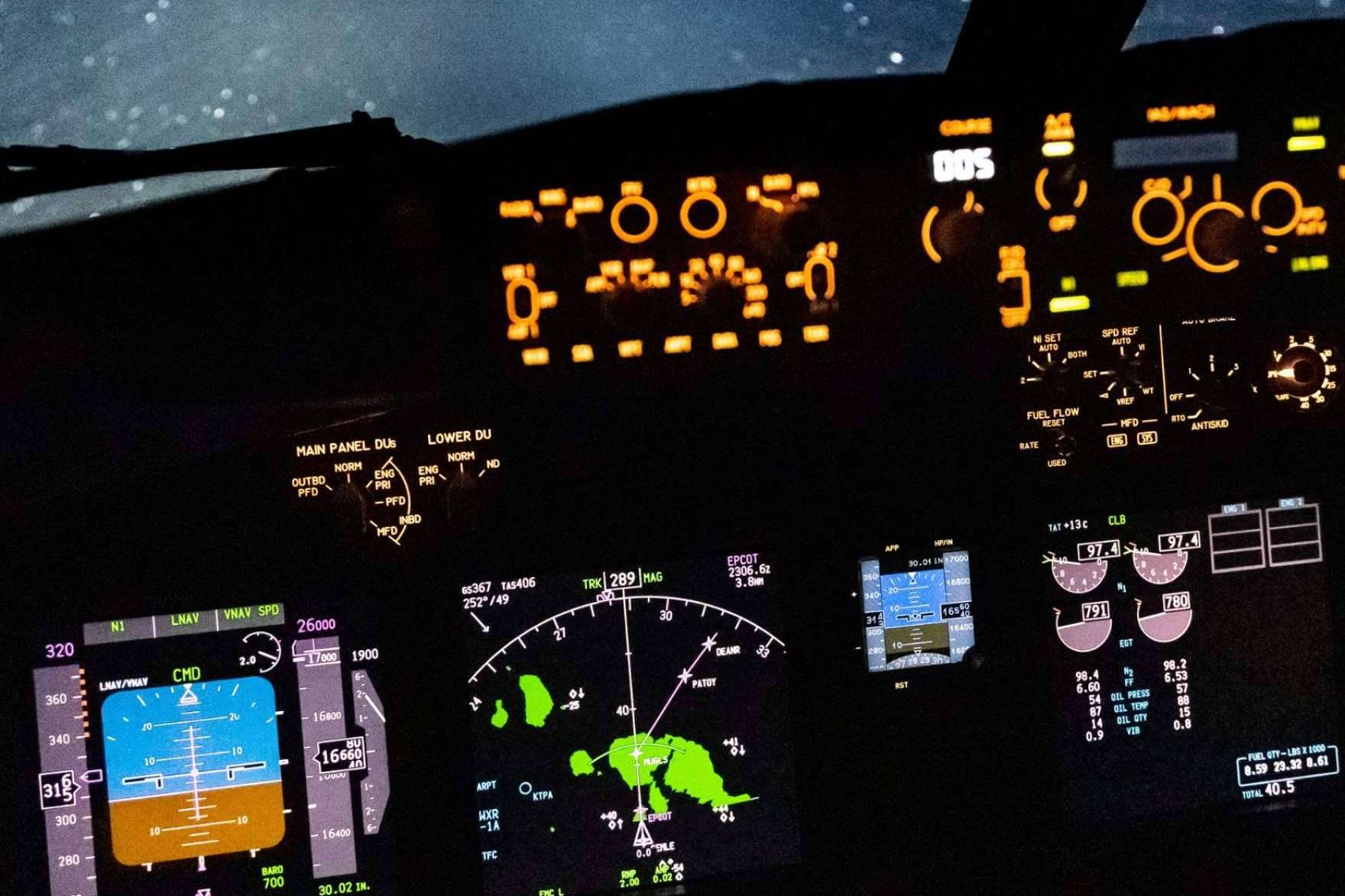 Formación con el simulador de vuelo Boeing 737-800 en el centro de entrenamientos de Madrid
