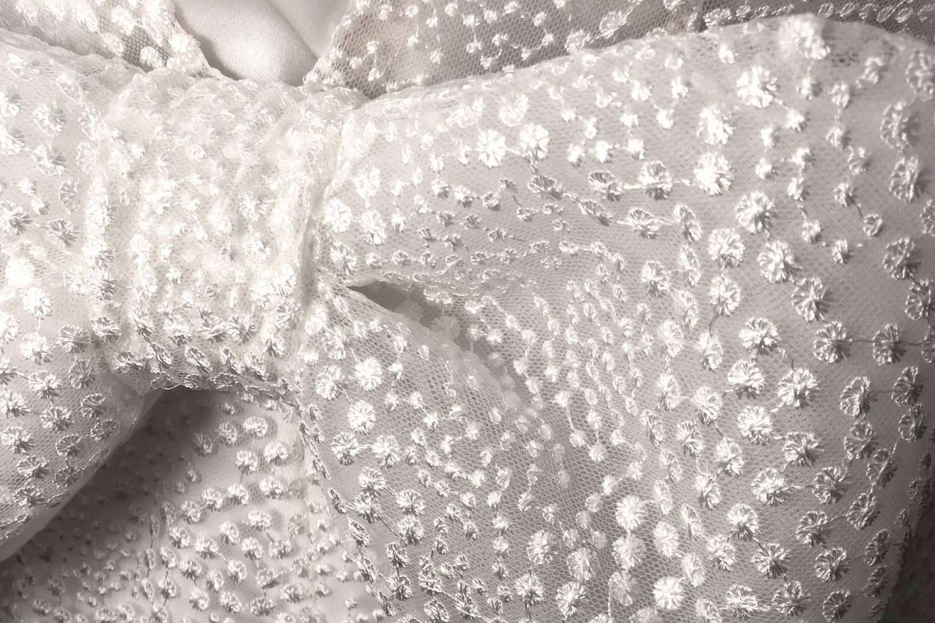 Las tendencias en 2024 en cuanto a vestidos de novias son las flores, los lazos y los tejidos sostenibles