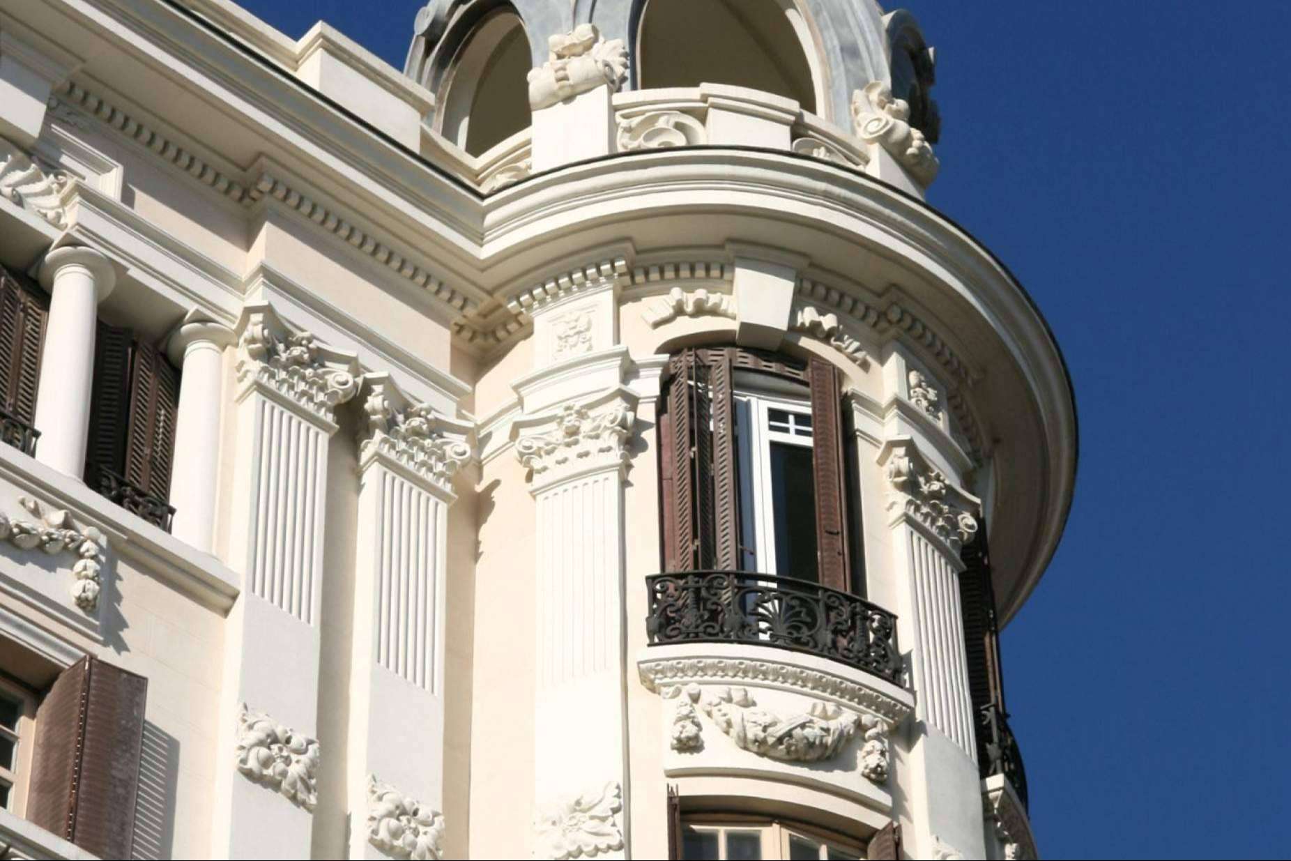 Galvañ Lacados y sus trabajos de limpieza y restauración del patrimonio y mobiliario urbano