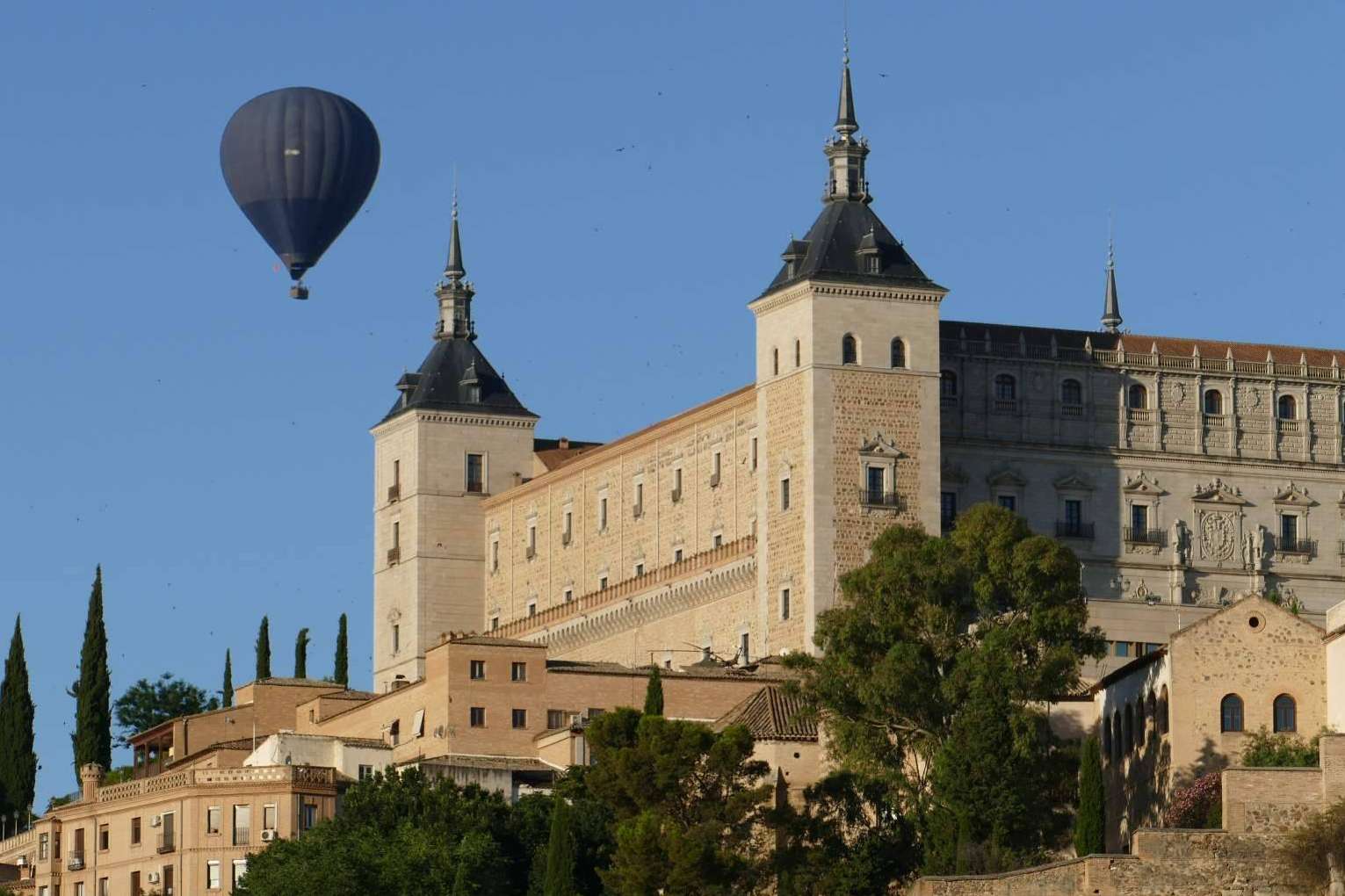 Viajar en globo permite vivir una experiencia emocionante y apta para toda la familia