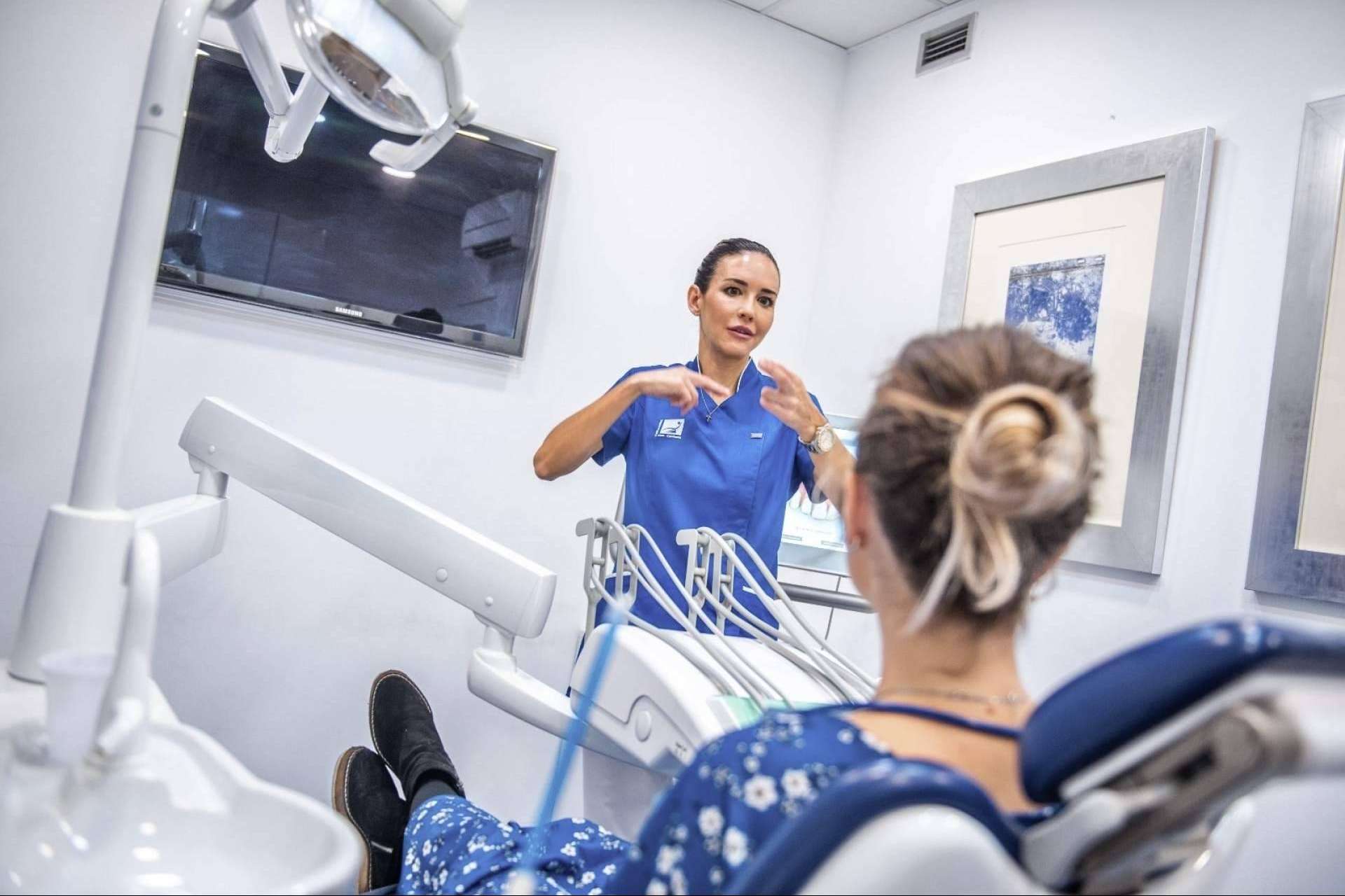 Un viaje por las clínicas que están convirtiendo Avilés en el referente asturiano de los implantes dentales