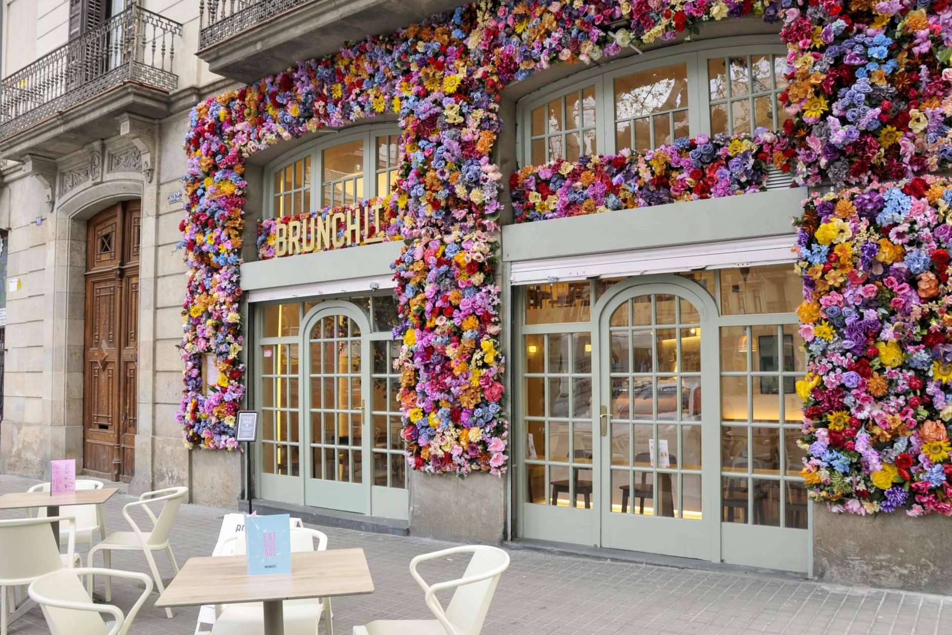 BRUNCHIT abre su primer restaurante en Barcelona y llena de flores el Eixample