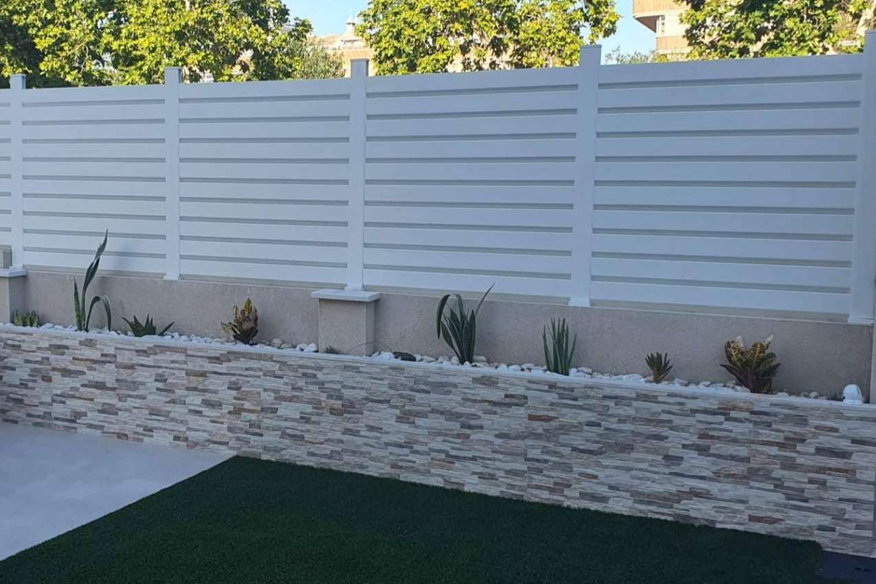 Las vallas PVC de AKOTADO ofrecen seguridad y resistencia