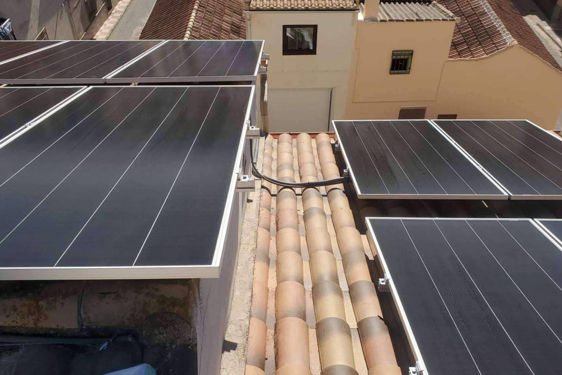 Grupo Jalcris ofrece instalaciones de paneles fotovoltaicos con cero de inversión inicial