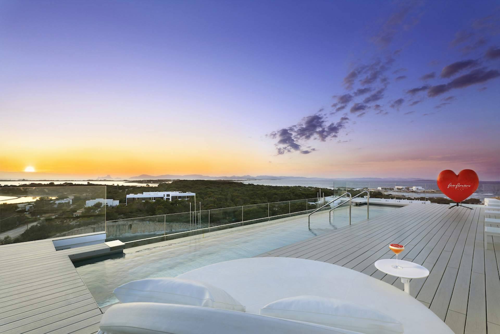 Espectaculares atardeceres, gastronomía y relajación en Five Flowers Formentera