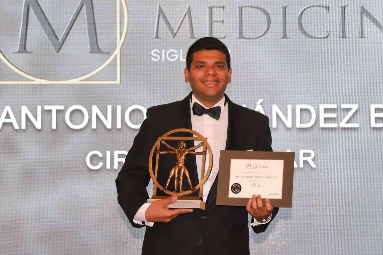Un galardón como Cirujano Capilar entregado al Dr. Antonio Fernández Brito de Microcapilar Hair Clinic