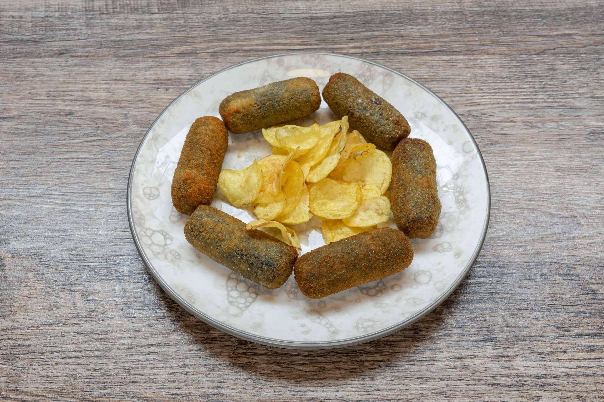 Degustar comida española con una carta variada y tradicional, en Taberna La Española