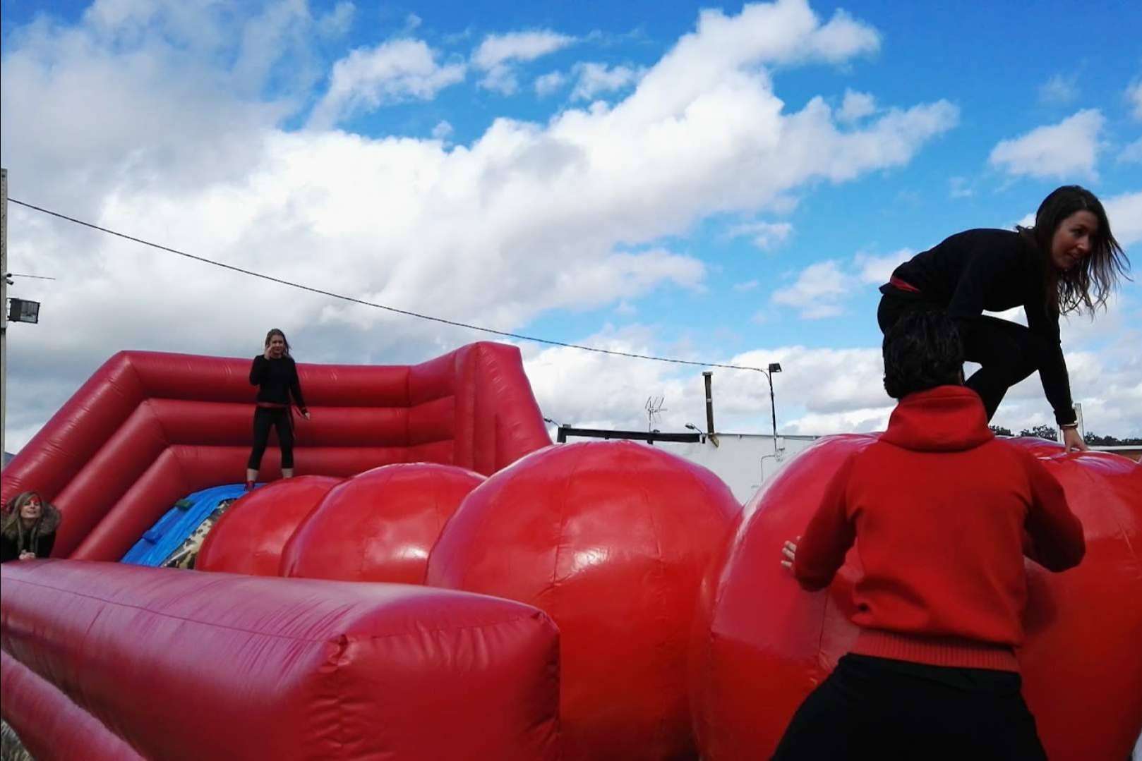 Vivir momentos de aventura y supervivencia con amigos, familiares o compañeros de trabajo con No Name Sport